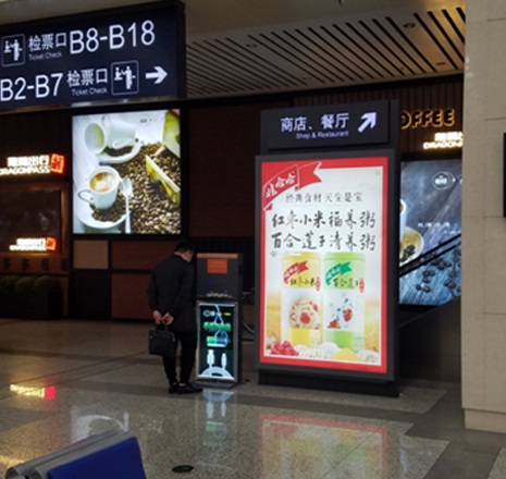 哈尔滨西站 候车大厅 检票口立柱灯箱