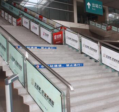 哈尔滨西站 候车大厅至站台步行梯玻璃贴